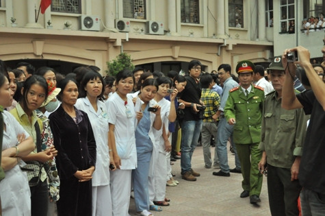 Tiếng còi xe ưu tiên vang lên và mọi người hướng mắt ra phái cổng chờ Tiếng còi xe ưu tiên vang lên và mọi người hướng mắt ra phái cổng chờ