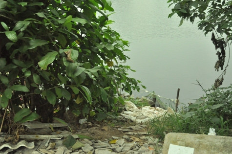 Nơi phát hiện ra 1 đôi dép xếp ngay ngắn cách nơi phát hiện xác chết khoảng 2 m.