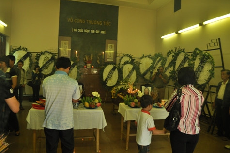 Những vòng hoa trắng làm đám tang càng thêm buồn não lòng Những vòng hoa trắng làm đám tang càng thêm buồn não lòng