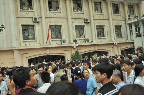 Và tất cả lại đứng chờ Và tất cả lại đứng chờ