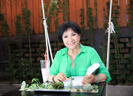 Dù đã ở tuổi 71, nhưng Lệ Thu vẫn giữ cho mình thói quen đọc sách. Dù đã ở tuổi 71, nhưng Lệ Thu vẫn giữ cho mình thói quen đọc sách.