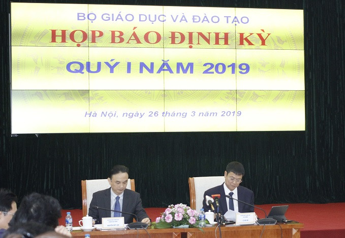 Vấn đề gian lận thi cử ở Hòa Bình, Sơn La được báo chí rất quan tâm (ảnh Trinh Phúc). Vấn đề gian lận thi cử ở Hòa Bình, Sơn La được báo chí rất quan tâm (ảnh Trinh Phúc).