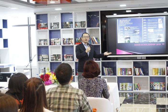 Đại diện của trường Đại học Quốc tế Thái Bình Dương chia sẻ về quản điểm giáo dục tới phụ huynh và học sinh tại buổi lễ (ảnh Trinh Phúc).