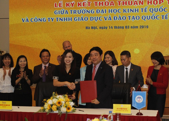 Giáo sư Trần Thọ Đạt, Hiệu trưởng Trường Kinh tế Quốc dân (bên phải) và Bà Nguyễn Ngọc Lan, Chủ tịch tập đoàn Atlantic trong buổi lễ ký kết hợp tác (ảnh Trinh Phúc). Giáo sư Trần Thọ Đạt, Hiệu trưởng Trường Kinh tế Quốc dân (bên phải) và Bà Nguyễn Ngọc Lan, Chủ tịch tập đoàn Atlantic trong buổi lễ ký kết hợp tác (ảnh Trinh Phúc).