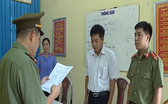 Năm 2018, ông Trần Xuân Yến, Phó Giám đốc Sở Giáo dục và Đào tạo Sơn La đã hủy 16 đĩa CD chứa dữ liệu bài thi gốc (ảnh Báo Sơn La).