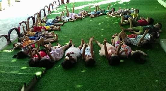 Việc đóng cửa Trường Mầm non Tuổi Thơ Thanh Chương là một quyết định gây bức xúc dư luận (ảnh các em trong giờ học ngoài trờ do bạn đọc cung cấp).