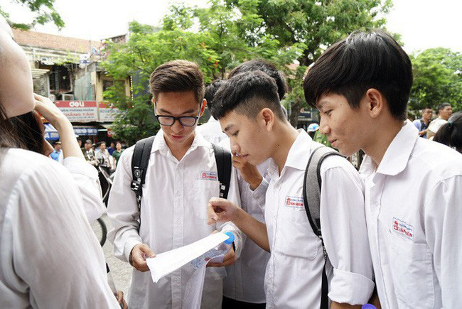 Sở Giáo dục Hà Nội yêu cầu các nhà trường phải thông báo kịp thời và đầy đủ thông tin về kỳ thi trung học phổ thông quốc gia cho tất cả học sinh đang học lớp 12, thí sinh tự do (ảnh nguồn vtv). Sở Giáo dục Hà Nội yêu cầu các nhà trường phải thông báo kịp thời và đầy đủ thông tin về kỳ thi trung học phổ thông quốc gia cho tất cả học sinh đang học lớp 12, thí sinh tự do (ảnh nguồn vtv).