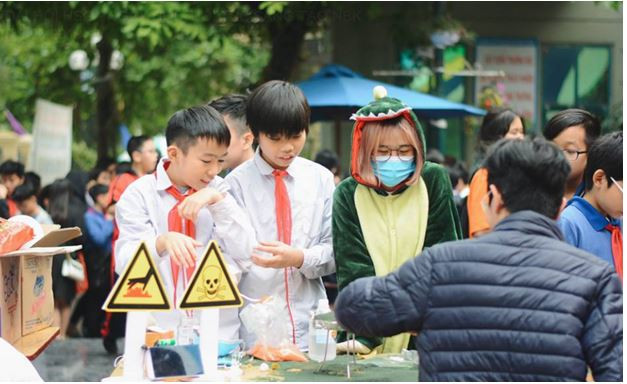 Các em học sinh thích thú khi được tham gia vào những thí nghiệm nhỏ. Các em học sinh thích thú khi được tham gia vào những thí nghiệm nhỏ.