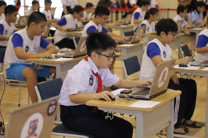 Trước khi tham gia vào phần thi hùng biện, các em nhỏ phải trãi qua bài kiểm tra trắc nghiệm đầy thử thách. Trước khi tham gia vào phần thi hùng biện, các em nhỏ phải trãi qua bài kiểm tra trắc nghiệm đầy thử thách.