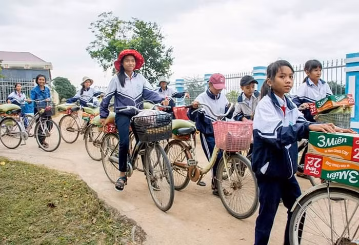 Nhờ sự nhiệt tình của thầy Hoàn, nhiều em nhỏ nhận được quà từ các mạnh thường quân trong nước và ngoại quốc (ảnh do bạn đọc cung cấp).