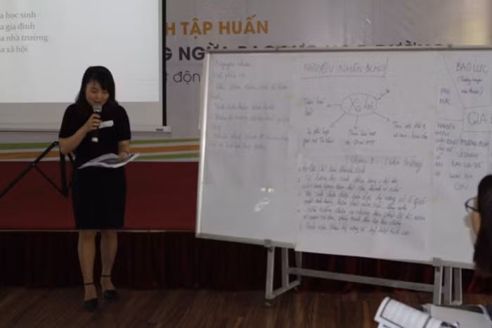 Các thầy cô chia sẻ với nhau về suy nghĩ và phương pháp hạn chế bạo lực học đường (ảnh Trinh Phúc).