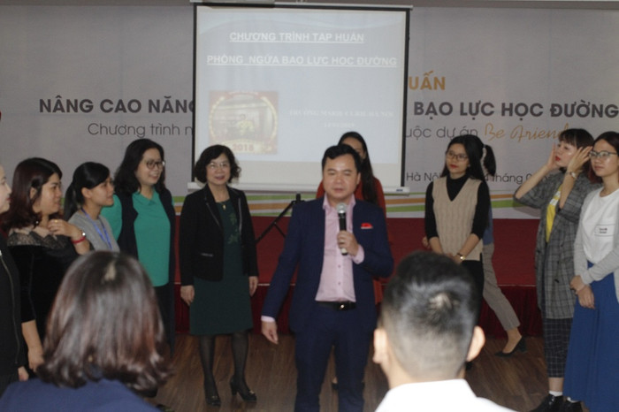 Buổi tập huấn là cơ hội để các trường học chia sẻ với nhau về vấn đề bạo lực học đường qua đó đúc rút được kinh nghiệm trong việc phòng ngừa vấn nạn này (ảnh Trinh Phúc). Buổi tập huấn là cơ hội để các trường học chia sẻ với nhau về vấn đề bạo lực học đường qua đó đúc rút được kinh nghiệm trong việc phòng ngừa vấn nạn này (ảnh Trinh Phúc).