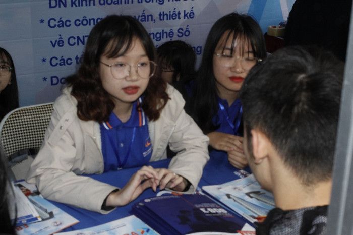 Năm nay đại học kinh tế Quốc dân mở ra nhiều ngành dạy học bằng tiếng Anh (ảnh chụp tại buổi tư vấn tuyển sinh - Trinh Phúc).