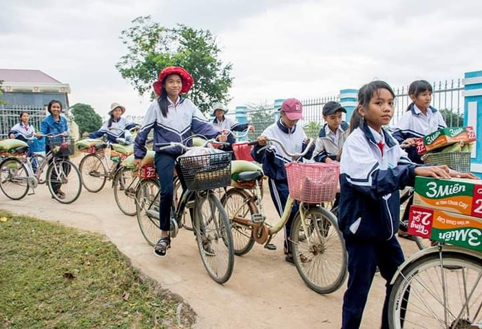 Nhờ sự nhiệt tình của thầy Hoàn, nhiều em nhỏ nhận được quà từ các mạnh thường quân trong nước và ngoại quốc (ảnh do bạn đọc cung cấp). Nhờ sự nhiệt tình của thầy Hoàn, nhiều em nhỏ nhận được quà từ các mạnh thường quân trong nước và ngoại quốc (ảnh do bạn đọc cung cấp).