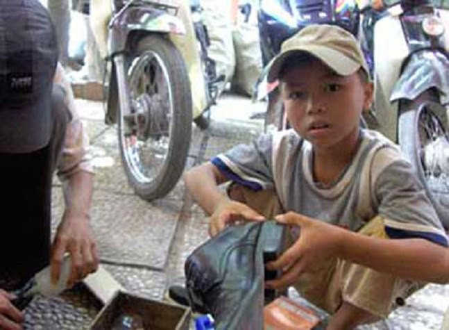 Tuy sống trong thời kì đất nước đã có sự phát triển vượt bậc nhưng vẫn còn nhiều em bé như thế này. Tuy sống trong thời kì đất nước đã có sự phát triển vượt bậc nhưng vẫn còn nhiều em bé như thế này.