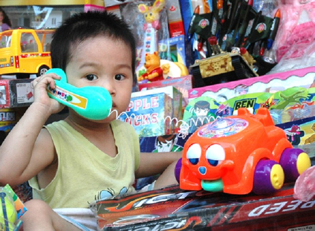 Trong mỗi dịp Tết thiếu nhi, các món quà này được bán rất chạy, giá cả cũng khá đa dạng từ vài chục nghìn đến hàng triệu đồng. Nhiều gia đình có trẻ nhỏ vì chiều con, nên sẵn sàng mua những loại đồ chơi chúng thích mà không chú ý đến ẩn họa, nguy hiểm. Hiện nay trên thị trường không chỉ xuất hiện nhiều những loại đồ chơi có tính bạo lực, mà còn chứa nhiều các loại hóa chất độc hại đặc biệt là các loại đồ chơi của Trung Quốc, không rõ nguồn gốc xuất xứ. Trong mỗi dịp Tết thiếu nhi, các món quà này được bán rất chạy, giá cả cũng khá đa dạng từ vài chục nghìn đến hàng triệu đồng. Nhiều gia đình có trẻ nhỏ vì chiều con, nên sẵn sàng mua những loại đồ chơi chúng thích mà không chú ý đến ẩn họa, nguy hiểm. Hiện nay trên thị trường không chỉ xuất hiện nhiều những loại đồ chơi có tính bạo lực, mà còn chứa nhiều các loại hóa chất độc hại đặc biệt là các loại đồ chơi của Trung Quốc, không rõ nguồn gốc xuất xứ.