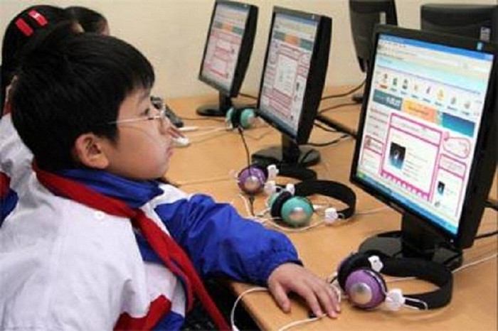 Ngày nay cùng với cuộc sống phát triển, trẻ em được tiếp xúc sớm với khoa học công nghệ, phục vụ cho học tập. Điều đó giúp trẻ tăng khả năng tư duy cũng như có cơ hội học tập dưới một môi trường hiện đại. Thế nhưng cũng kèm theo đó là những tác hại: đa số trẻ em tìm đến với trò chơi điện tử và các phương thức giải trí trên mạng tràn lan mà không có sự chọn lọc. Ngày nay cùng với cuộc sống phát triển, trẻ em được tiếp xúc sớm với khoa học công nghệ, phục vụ cho học tập. Điều đó giúp trẻ tăng khả năng tư duy cũng như có cơ hội học tập dưới một môi trường hiện đại. Thế nhưng cũng kèm theo đó là những tác hại: đa số trẻ em tìm đến với trò chơi điện tử và các phương thức giải trí trên mạng tràn lan mà không có sự chọn lọc.