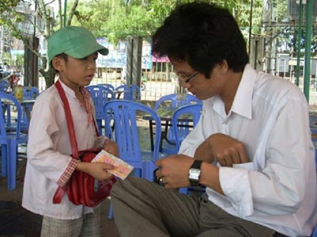 Dường như, nhiều người lớn quá mệt mỏi trong bài toán quẩn quanh mấy chữ cơm áo gạo tiền hay vì sợ điều tiếng thị phi mà đẩy các em còn trong tuổi đáng nhẽ phải được cắp sách tới trường phải lao vào guồng kiếm sống. Dường như, nhiều người lớn quá mệt mỏi trong bài toán quẩn quanh mấy chữ cơm áo gạo tiền hay vì sợ điều tiếng thị phi mà đẩy các em còn trong tuổi đáng nhẽ phải được cắp sách tới trường phải lao vào guồng kiếm sống.