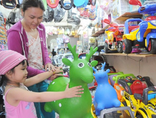Đồ chơi truyền thống dường như chỉ còn “vang bóng một thời”, thay vào đó những món hàng ngoại nhập như búp bê barbie, hộp xếp hình lego, thú nhồi bông, thú nhún và xe ô tô có bộ điều khiển... Đồ chơi truyền thống dường như chỉ còn “vang bóng một thời”, thay vào đó những món hàng ngoại nhập như búp bê barbie, hộp xếp hình lego, thú nhồi bông, thú nhún và xe ô tô có bộ điều khiển...