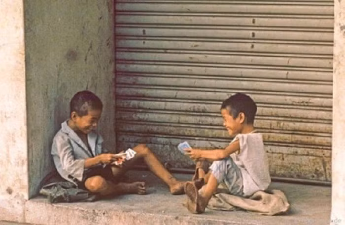 Ngày Quốc tế thiếu nhi 1/6 vừa qua, nhiều cha mẹ đã dành tặng cho con cháu mình những món quà giá trị, những kế hoạch vui chơi thỏa mái. Tuy nhiên, tuổi thơ của những ông bố, bà mẹ ấy lại là những hình ảnh hoàn toàn khác...