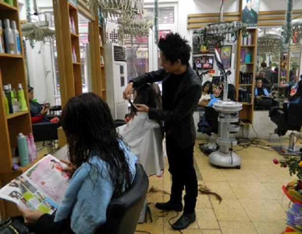 Đời sống đi lên, nhu cầu về các dịch vụ làm đẹp tăng cao, các cửa hiệu cắt tóc sang trọng mọc lên như nấm, các khách hàng không riêng là nam giới mà các chị em chiếm phần đông. Khách hàng đến cửa hiệu không chỉ đơn thuần là cắt tóc mà còn là các dịch vụ khác như nhuộm màu, nối tóc, ép tóc... Đời sống đi lên, nhu cầu về các dịch vụ làm đẹp tăng cao, các cửa hiệu cắt tóc sang trọng mọc lên như nấm, các khách hàng không riêng là nam giới mà các chị em chiếm phần đông. Khách hàng đến cửa hiệu không chỉ đơn thuần là cắt tóc mà còn là các dịch vụ khác như nhuộm màu, nối tóc, ép tóc...
