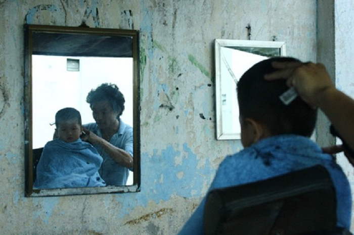 Một quán cắt tóc trong thời kỳ đất nước còn nhiều gian khó Một quán cắt tóc trong thời kỳ đất nước còn nhiều gian khó