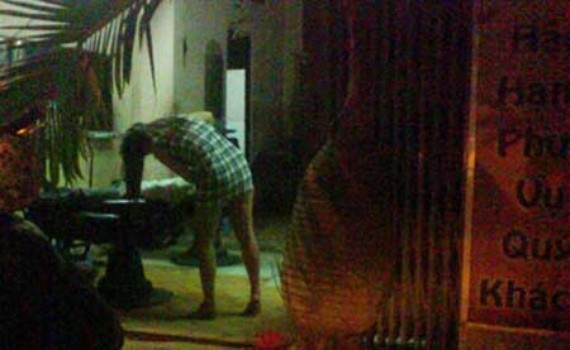 Tuy nhiên bên cạnh sự thay đổi có tính tích cực đó, cũng kèm theo cả những dịch vụ bất hợp pháp. Các quán cắt tóc trá hình đua nhau mọc lên. Tại đây tiếp viên ăn mặc trống trên hở dưới, thu hút khách hàng không phải bằng nghệ thuật cắt tóc mà sự hấp dẫn cơ thể và những động tác mơn trớn. Các tiệm này hoạt động nhộn nhịp về đêm, gây mất an ninh trật tự và ảnh hưởng tới thuần phong mỹ tục. Tuy nhiên bên cạnh sự thay đổi có tính tích cực đó, cũng kèm theo cả những dịch vụ bất hợp pháp. Các quán cắt tóc trá hình đua nhau mọc lên. Tại đây tiếp viên ăn mặc trống trên hở dưới, thu hút khách hàng không phải bằng nghệ thuật cắt tóc mà sự hấp dẫn cơ thể và những động tác mơn trớn. Các tiệm này hoạt động nhộn nhịp về đêm, gây mất an ninh trật tự và ảnh hưởng tới thuần phong mỹ tục.