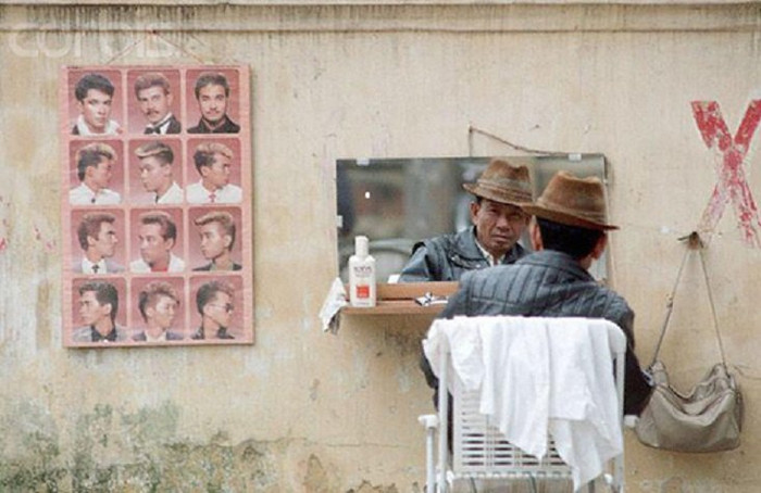 Tại một quán cắt tóc vỉa hè, cuối thế kỷ 20 Tại một quán cắt tóc vỉa hè, cuối thế kỷ 20