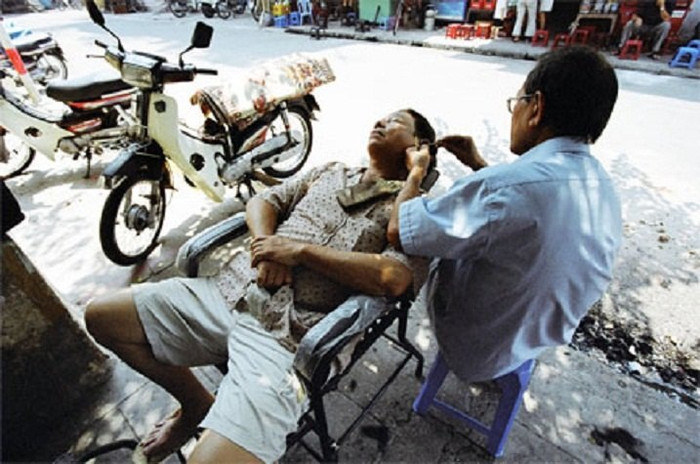 Đến thế kỷ 21, ta vẫn có thể bắt gặp những quán cắt tóc vỉa hè như thế này ở trên những con đường Hà Nội, Đến thế kỷ 21, ta vẫn có thể bắt gặp những quán cắt tóc vỉa hè như thế này ở trên những con đường Hà Nội,