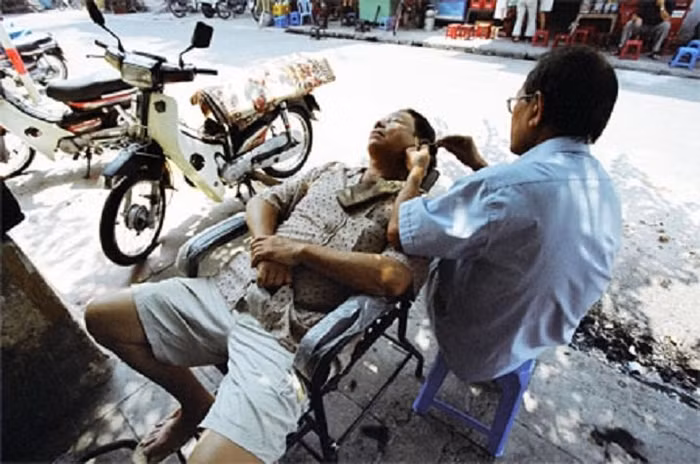Đến thế kỷ 21, ta vẫn có thể bắt gặp những quán cắt tóc vỉa hè như thế này ở trên những con đường Hà Nội,