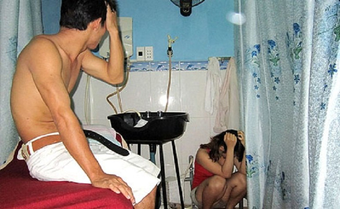 Lực lượng Cảnh sát phòng chống tội phạm thời gian qua đã truy quét gắt gao và phá được rất nhiều quán cắt tóc kích dục. Hinh ảnh này là quán cắt tóc Thanh Hằng (số 620, đường Lê Hồng Phong, phường Phú Hòa, TP Hồ Chí Minh) Lực lượng Cảnh sát phòng chống tội phạm thời gian qua đã truy quét gắt gao và phá được rất nhiều quán cắt tóc kích dục. Hinh ảnh này là quán cắt tóc Thanh Hằng (số 620, đường Lê Hồng Phong, phường Phú Hòa, TP Hồ Chí Minh)