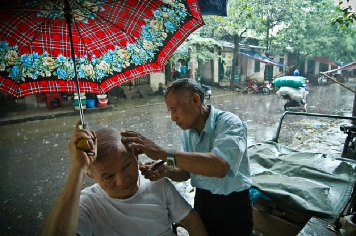 Dù ngày nay những quán cắt tóc, gội đầu thư giãn máy lạnh mọc lên như nấm, nhưng những bác thợ cắt tóc vỉa hè với bộ đồ nghề đơn giản vẫn được nhiều người ưu ái chọn mỗi dịp phải sửa sang cho một "góc con người" của mình. Dù ngày nay những quán cắt tóc, gội đầu thư giãn máy lạnh mọc lên như nấm, nhưng những bác thợ cắt tóc vỉa hè với bộ đồ nghề đơn giản vẫn được nhiều người ưu ái chọn mỗi dịp phải sửa sang cho một "góc con người" của mình.