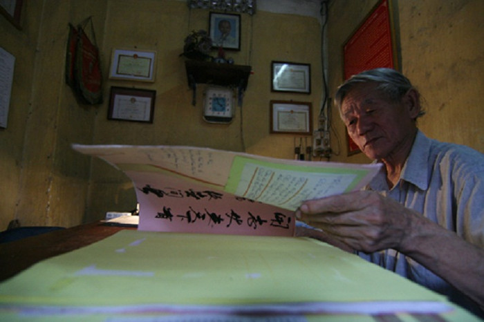 Ngoài cắt tóc, ông còn được nhiều người biết đến là tác giả của gần 4.000 câu ngụ ngôn, châm ngôn khác nhau. Ông còn là tác giả của hàng chục truyện ngắn, tản văn, đạt nhiều giải thưởng trong nước về văn nghệ. Biển hiệu ‘Tô Xuân" do ông đặt tên. Ông lý giải, cắt tóc làm trẻ con người, cũng là tô đẹp cho tuổi thanh xuân. Ngoài cắt tóc, ông còn được nhiều người biết đến là tác giả của gần 4.000 câu ngụ ngôn, châm ngôn khác nhau. Ông còn là tác giả của hàng chục truyện ngắn, tản văn, đạt nhiều giải thưởng trong nước về văn nghệ. Biển hiệu ‘Tô Xuân" do ông đặt tên. Ông lý giải, cắt tóc làm trẻ con người, cũng là tô đẹp cho tuổi thanh xuân.