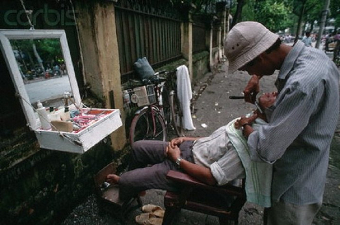 Cắt tóc vỉa hè là loại hình dịch vụ mang tính bình dân. Vì thế người cắt tóc khi đến các quán vỉa hè cũng không đòi hỏi “sản phẩm” một cách quá hoàn mỹ, chỉ cốt sao thấy ưng ý và điều đặc biệt là hợp với túi tiền của mình. Cũng có những vị khách đến cắt ở những quán này đôi khi là để cảm nhận vị xưa, của sự thỏa mái. Cắt tóc vỉa hè là loại hình dịch vụ mang tính bình dân. Vì thế người cắt tóc khi đến các quán vỉa hè cũng không đòi hỏi “sản phẩm” một cách quá hoàn mỹ, chỉ cốt sao thấy ưng ý và điều đặc biệt là hợp với túi tiền của mình. Cũng có những vị khách đến cắt ở những quán này đôi khi là để cảm nhận vị xưa, của sự thỏa mái.