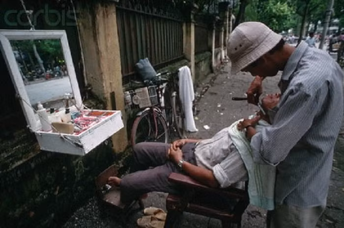 Cắt tóc vỉa hè là loại hình dịch vụ mang tính bình dân. Vì thế người cắt tóc khi đến các quán vỉa hè cũng không đòi hỏi “sản phẩm” một cách quá hoàn mỹ, chỉ cốt sao thấy ưng ý và điều đặc biệt là hợp với túi tiền của mình. Cũng có những vị khách đến cắt ở những quán này đôi khi là để cảm nhận vị xưa, của sự thỏa mái.
