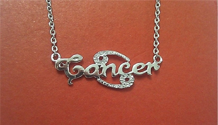 Cự Giải (22/6 - 22/7) Cự Giải nên làm lơ hay bỏ ngoài tai những lời đàm tếu, bàn tán theo kiểu "xóm nhà lá" hay những lời khuyên không đâu vào đâu, bởi vì những người này đang cố tình đánh lạc hướng hay chỉ sai lối nhằm phục vụ cho lợi ích cá nhân của họ. Đừng để cho điều này xảy ra, đừng để cho họ cản trở con đường đi của mình, bạn không để dễ dàng như thế phải không?