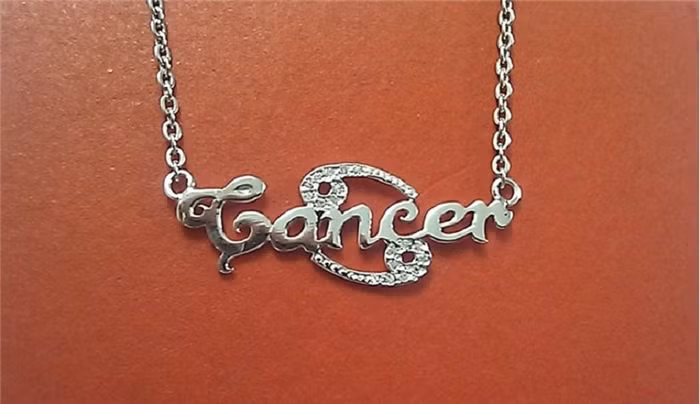 Cự Giải (22/6 - 22/7) Cự Giải nên làm lơ hay bỏ ngoài tai những lời đàm tếu, bàn tán theo kiểu "xóm nhà lá" hay những lời khuyên không đâu vào đâu, bởi vì những người này đang cố tình đánh lạc hướng hay chỉ sai lối nhằm phục vụ cho lợi ích cá nhân của họ. Đừng để cho điều này xảy ra, đừng để cho họ cản trở con đường đi của mình, bạn không để dễ dàng như thế phải không?