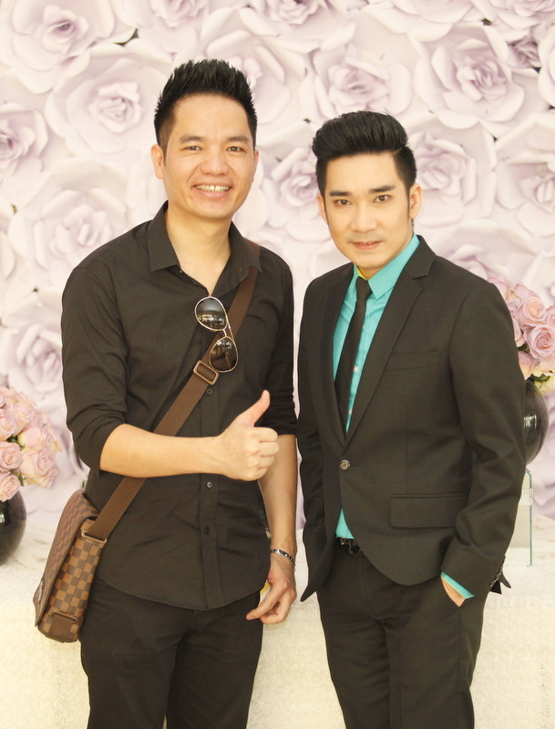 Ông bầu Quang Cường tất bật chuẩn bị cho buổi họp báo từ sáng sớm nhưng vẫn tươi cười đến giờ chót. Ông bầu Quang Cường tất bật chuẩn bị cho buổi họp báo từ sáng sớm nhưng vẫn tươi cười đến giờ chót.