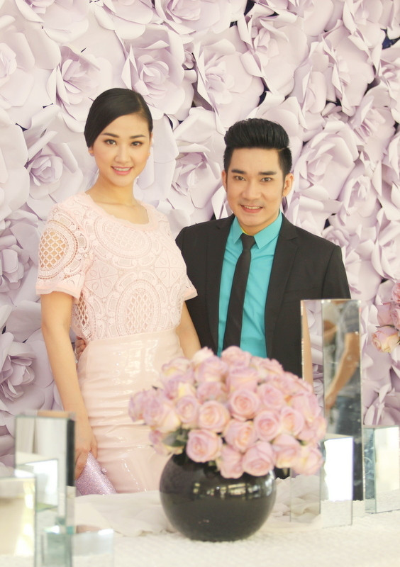 Quang Hà sẽ lần đầu song ca cùng cô cháu gái Maya. Quang Hà sẽ lần đầu song ca cùng cô cháu gái Maya.