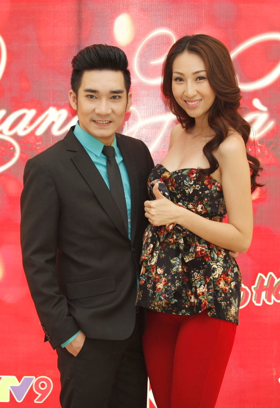 Ca sĩ Lều Phương Anh cũng đến chúc mừng người anh. Ca sĩ Lều Phương Anh cũng đến chúc mừng người anh.