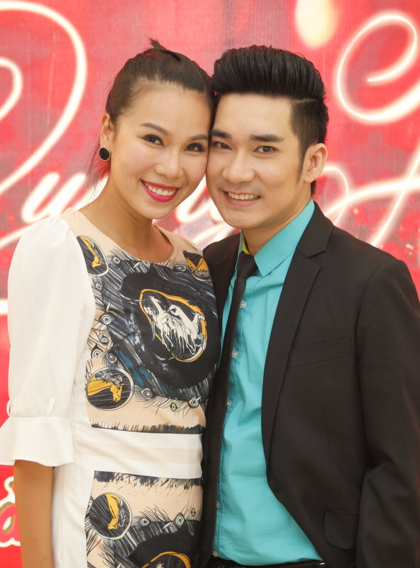 Ca sĩ Khánh Ngọc thân thiết bên Quang Hà. Ca sĩ Khánh Ngọc thân thiết bên Quang Hà.