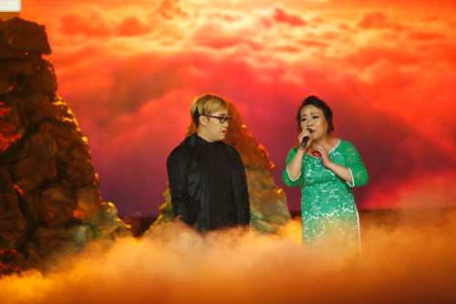 Trung Quân và mẹ lần đầu song ca trên sân khấu. Trung Quân và mẹ lần đầu song ca trên sân khấu.