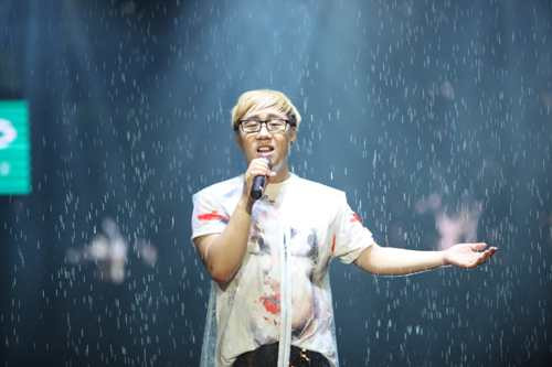 Trung Quân tắm mưa ngay trên sân khấu trong Gọi mưa. Trung Quân tắm mưa ngay trên sân khấu trong Gọi mưa.