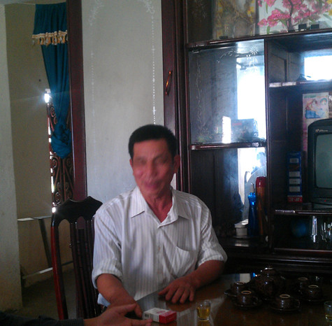 Ông Nguyễn Văn Bản bức xúc "tố" chuyện con rể giở trò đồi bại với con dâu ông. Ông Nguyễn Văn Bản bức xúc "tố" chuyện con rể giở trò đồi bại với con dâu ông.