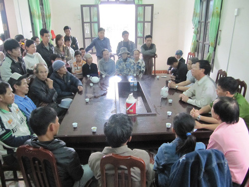 Lãnh đạo H.Thủy Nguyên đối thoại với gia đình nạn nhân. Đến 14 giờ chiều nay, gia đình đồng ý đưa thi thể ông Quệ về mai táng (ảnh: Thiên Bình/Thanhnien) Lãnh đạo H.Thủy Nguyên đối thoại với gia đình nạn nhân. Đến 14 giờ chiều nay, gia đình đồng ý đưa thi thể ông Quệ về mai táng (ảnh: Thiên Bình/Thanhnien)