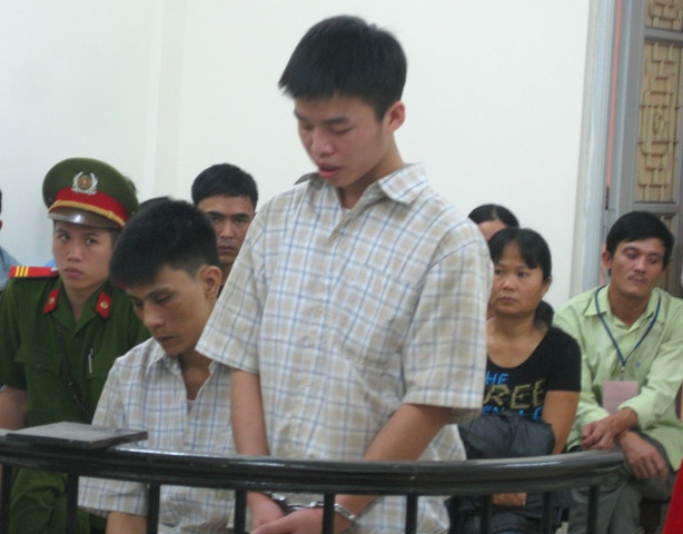 Hai bị cáo Nguyễn Quốc Dũng và Nguyễn Văn Hưng trước vành móng ngựa