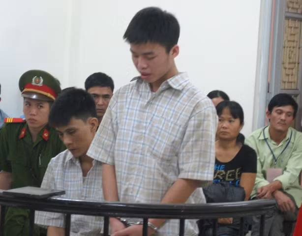 Hai bị cáo Nguyễn Quốc Dũng và Nguyễn Văn Hưng trước vành móng ngựa Hai bị cáo Nguyễn Quốc Dũng và Nguyễn Văn Hưng trước vành móng ngựa