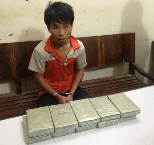 Đối tượng Giàng A Dơ và tang vật là 10 bánh heroin Đối tượng Giàng A Dơ và tang vật là 10 bánh heroin