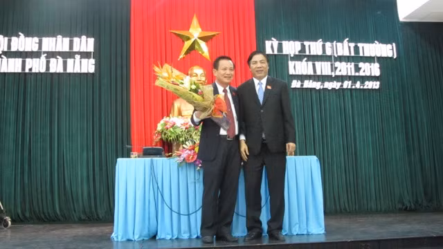 Ông Nguyễn Bá Thanh, ủy viên Ban Chấp hành Trung ương Đảng, Trưởng Ban Nội chính Trung ương tặng hoa chúc mừng người kế nhiệm chức Chủ tịch HĐND ông Trần Thọ, Phó Bí thư phụ trách Thành ủy Đà Nẵng. Ông Nguyễn Bá Thanh, ủy viên Ban Chấp hành Trung ương Đảng, Trưởng Ban Nội chính Trung ương tặng hoa chúc mừng người kế nhiệm chức Chủ tịch HĐND ông Trần Thọ, Phó Bí thư phụ trách Thành ủy Đà Nẵng.