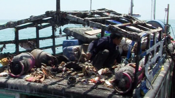 Cabin tàu QNg 96382 bị tàu Trung Quốc bắn cháy rụi ngày 20/3 (Ảnh: báo Người lao động) Cabin tàu QNg 96382 bị tàu Trung Quốc bắn cháy rụi ngày 20/3 (Ảnh: báo Người lao động)